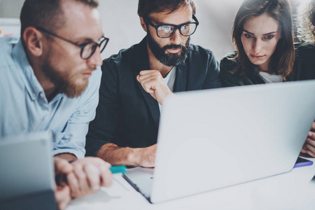 集思广益的过程项目小组在夜间办公室的会议室里一起工作.