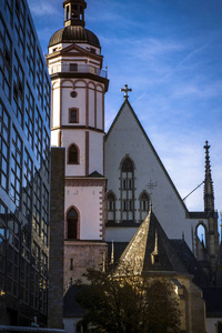 一个现代大厦在 St. 的教会前面托马斯在莱比锡。巴赫从1723年在这里工作直到他去世