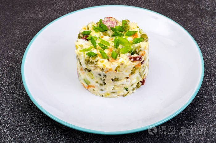 蔬菜沙拉配豌豆和蛋黄酱