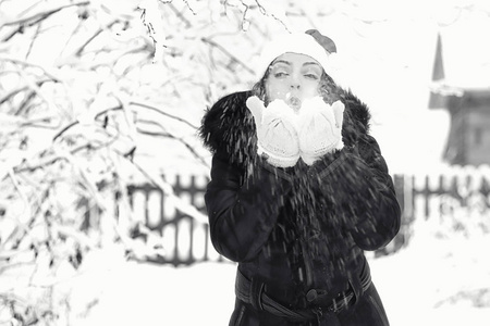 美丽的女孩在冬天雪黑白