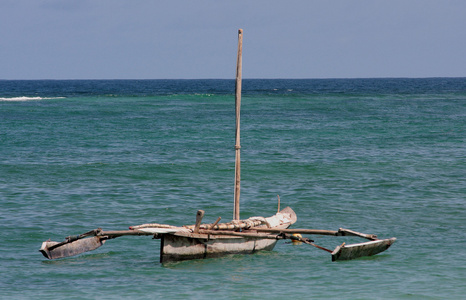 在海中自制船