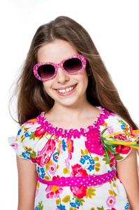 可爱的女孩带着粉红色的太阳镜
