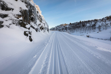 新准备的滑雪轨道在山在 Setesdal, 挪威