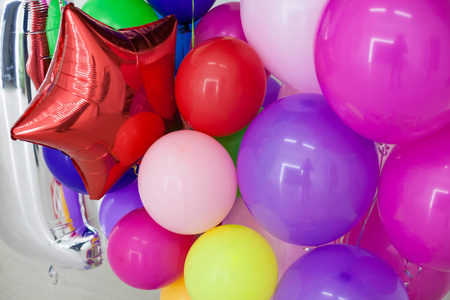 多彩的气球和节日礼物