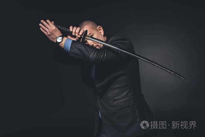 男子在西装战斗与武士刀剑黑