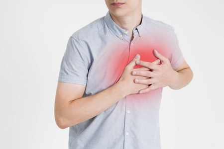 心脏病发作, 痛苦在人体心脏病发作, 胸部疼痛的人在黑色背景心脏病