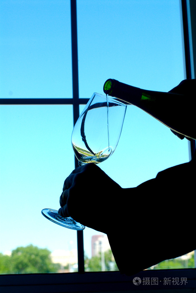 把酒倒进杯子里