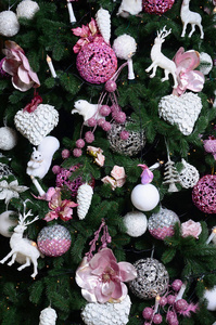 装饰圣诞树特写。装饰灯泡, 冷杉树, 粉红色的 x mas 玩具和灯。用于圣诞节和新年庆典背景