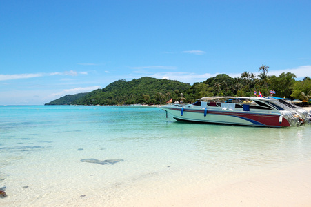 印度洋PhiPhi岛绿松石水上的摩托艇