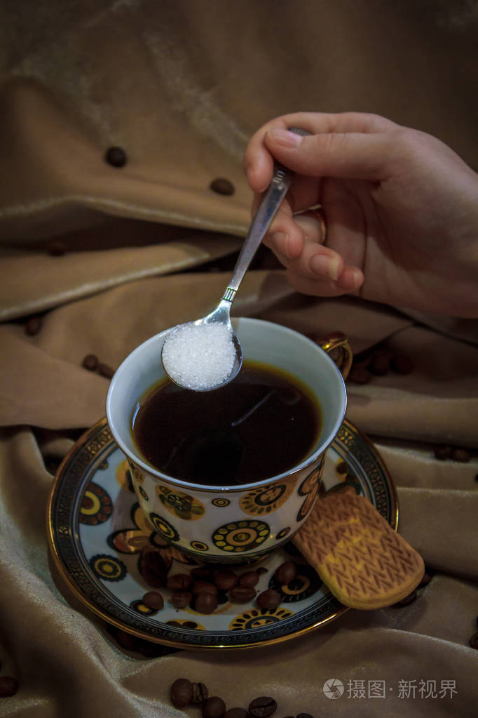 咖啡静物浓郁的咖啡香气一杯咖啡和咖啡谷物在柔和的背景下