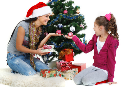 母亲和女儿在圣诞树旁，礼物被隔离