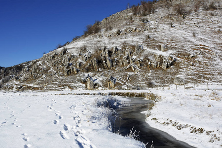 冰冻的冬天，山上野生的特兰西瓦尼亚晴朗的一天。Fundatura Ponorului。罗马尼亚。低调 黑暗的背景 现场照明和