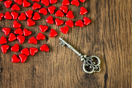 情人节爱的概念 许多红色的塑料心和金色的老钥匙木背景。顶部视图, 关闭, 宏