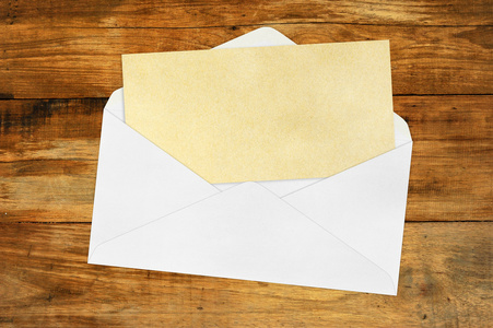 在盘子上的信封图片