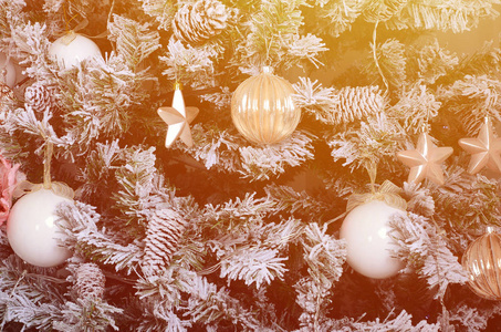 装饰圣诞树特写。装饰灯泡, 雪绿色冷杉树, 粉红色的 x mas 玩具和灯。用于圣诞节和新年庆典背景