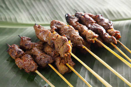沙嗲牛肉土豆泥牛肉配酱汁生牛肉牛排美味的牛肉沙爹正餐表serve的