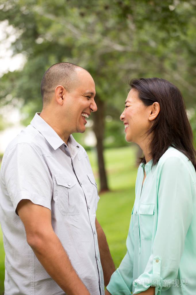对幸福的夫妇微笑和拥抱