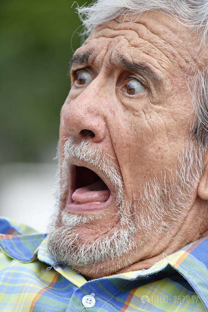 受惊的老成年男性