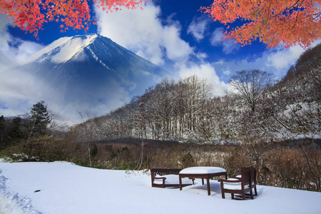 山上美丽的路, 春天的雪景色不错