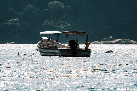 马来西亚邦咯岛上的旅游船漂浮停泊