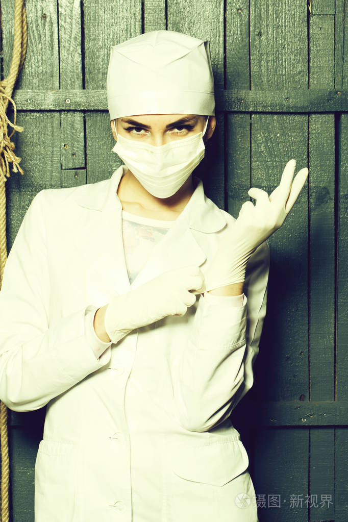 女人戴医用手套掐脖子图片