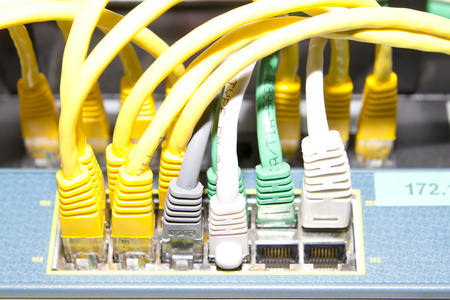 黄色白色和绿色网络电缆
