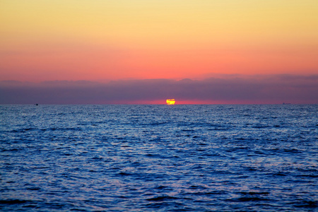 蓝色的海日出与太阳的地平线