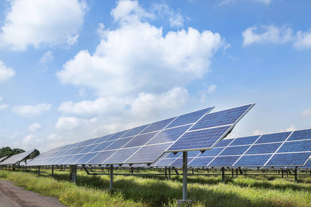 太阳能发电厂多晶硅太阳能电池排阵在蓝天背景下替代可再生能源