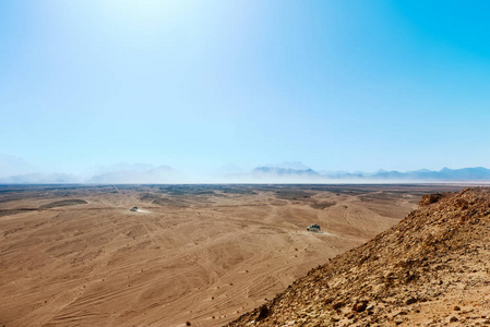 在埃及尘土飞扬的东部沙漠的吉普狩猎