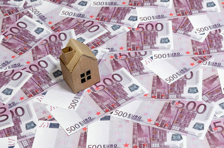 纸板玩具房子的高角度看法在500欧洲笔记。欧元购买私人房子的钱。按揭概念