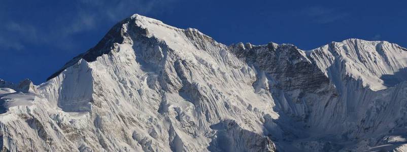 尼泊尔奥尤陶勒山山顶积雪覆盖。查看从 Gokyo, 蔓