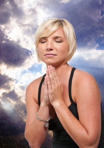 女人祈祷