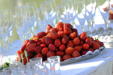 桌上摆满了又大又甜的草莓