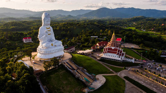 这是一个美丽的公共寺庙。这是受欢迎的泰国和外国游客。暮光之夜