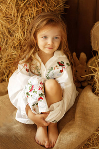可爱的小小欧洲女孩木制背景