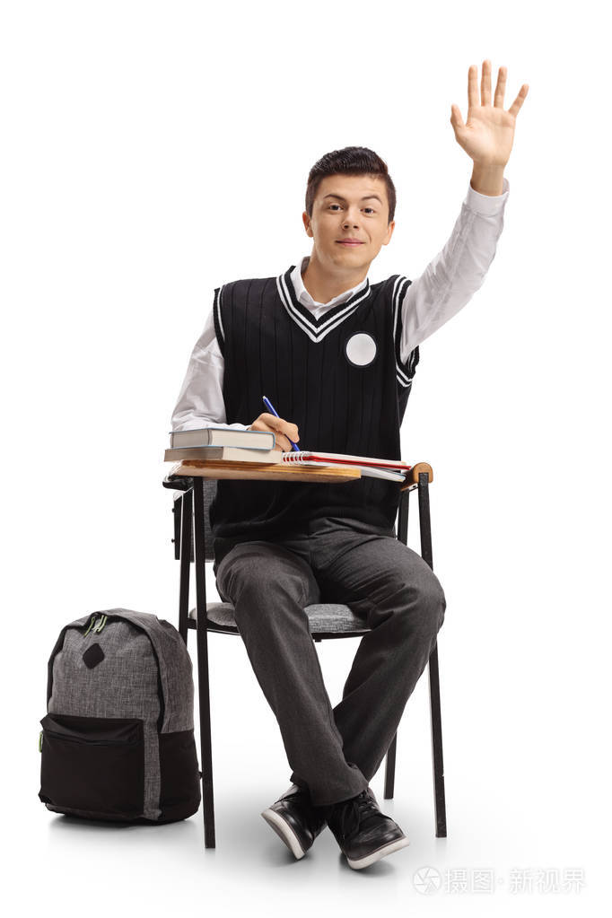 坐在学校椅子上的学生举着手