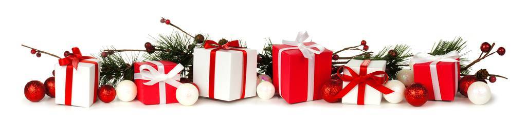 在白色背景查出的分支和红色和白色礼物的圣诞节边界