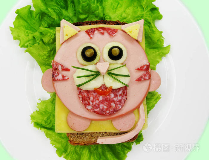 创意食品与香肠和奶酪三明治送达生菜