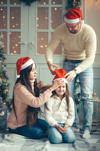 快乐的父亲, 母亲和女儿准备圣诞节