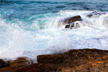 海浪拍打着岩石