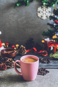 热咖啡杯配圣诞装饰