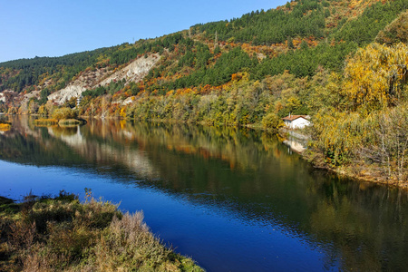 索非亚城市 Pancharevo 湖的壮观的秋天风景