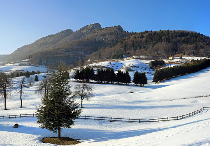 冬天阿尔卑斯山山脉的全景，雪和TR