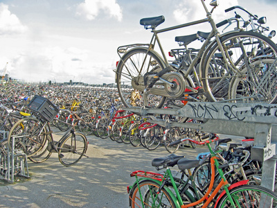 荷兰港口的自行车停车场图片