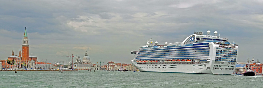 巨大的游轮与游客一起抵达威尼斯港