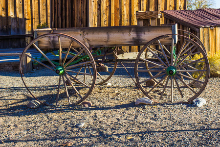 老式的木制马车打破辐条清晨照片