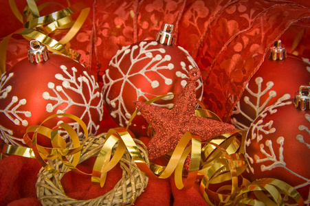 圣诞装饰品红宝贝和缎带背景