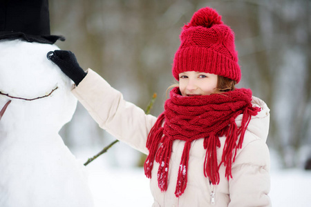 建设一个雪人的小女孩