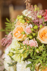 婚礼桌装饰满是玫瑰和洋花, 蜡烛