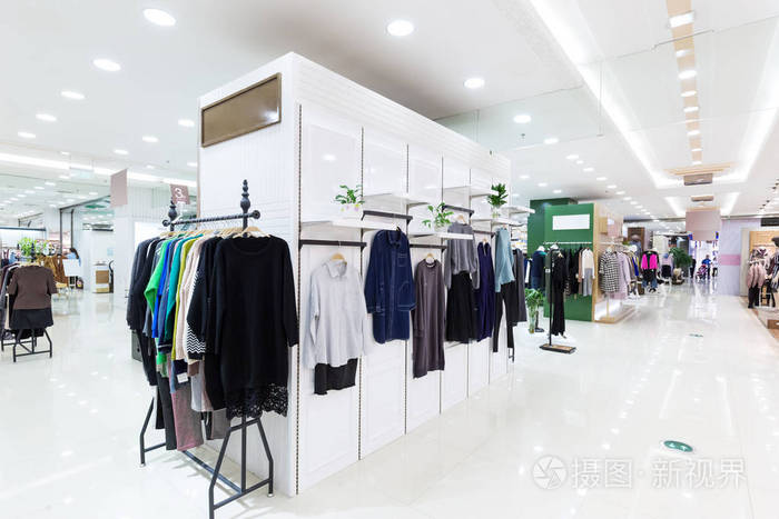 在商场里的新时尚服装